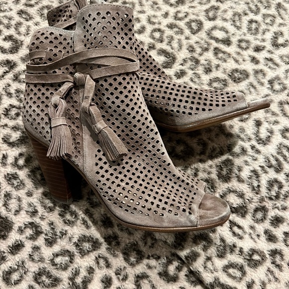 Vince Camuto KAMEY SUEDE PEEP TOE Tassel Cutout Booties Size 7 - Picture 4 of 11